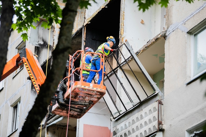 Prasideda degusio daugiabučio Viršuliškių g. 101 avarinės būklės pašalinimo darbai. 