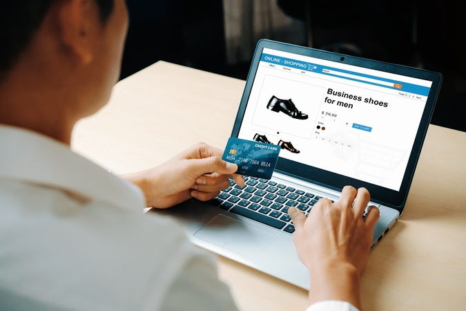 Įspėja norinčius apsipirkti „Facebook“ platformoje: apgavystėms pasitelkiamos kurjerių tarnybos
