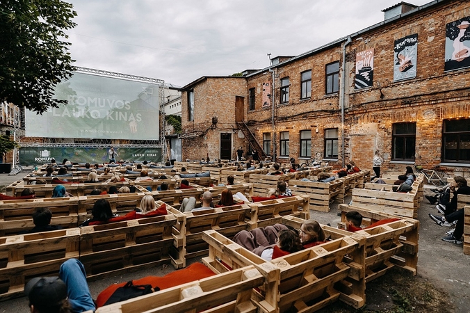 „Romuvos“ lauko kinas vėl kviečia mėgautis kino filmais po atviru dangumi