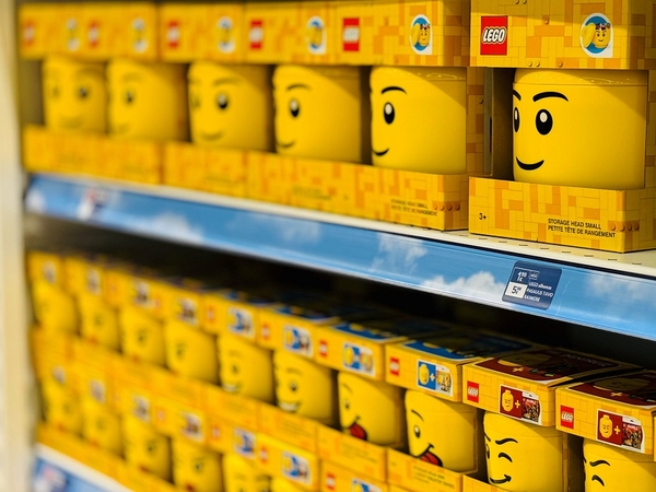 Naudinga: visą akcijos laikotarpį LEGO kaladėlių kolekcininkai, surinkę penkis akcijos lipdukus, turės galimybę 63 proc. pigiau įsigyti daiktams laikyti skirtų specialių dėtuvių ir dėžutę.