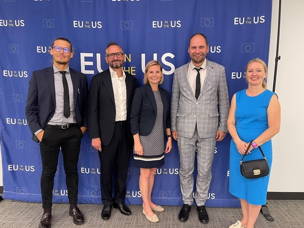 Iš kairės į dešinę:  Gerald Kasulis, Arnoldas Šileika, Jūratė Usevičiūtė, Vincas Jurgutis,  Laima Juknevičiūtė.