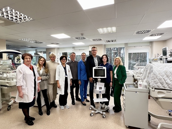 „Rotary Sumus“ ir Kauno klinikų atstovai šalia naujos įrangos.