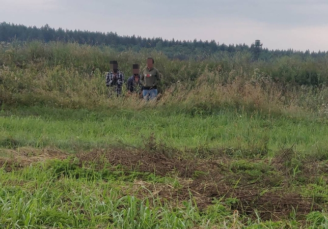 Pasienyje sulaikyta dar 110 migrantų, Baltarusija apsimeta jų nematanti