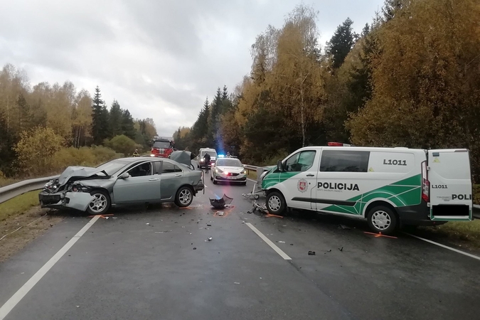 Policininko avarija atvėrė piktžaizdę: girtas prasprūdo ir pro kontrolę?