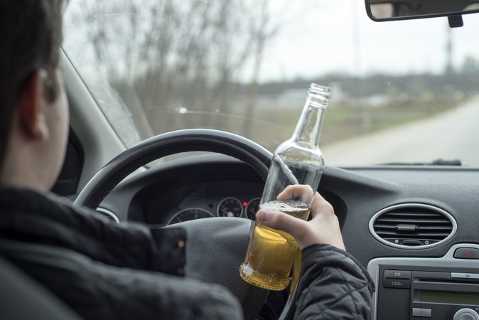 Neblaivaus vyro kelionė baigėsi nelaime: automobiliu įkrito į griovį