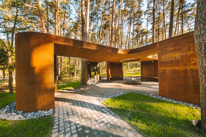Jungtis: Kulautuvoje urbanistine jungtimi pasirinktas rūdintas metalas.