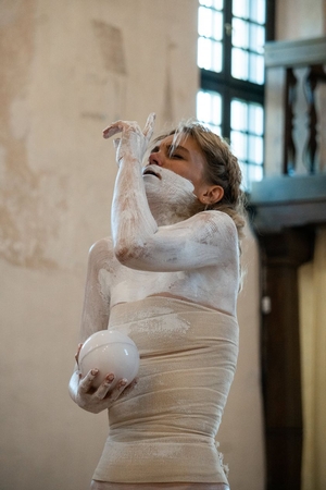 Kaune – „PinoKeys“ judėjimo performansai: teatras – žmogaus netobulumus atskleidžiantis veidrodis