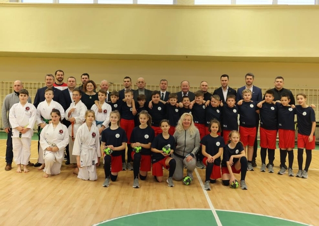 Dovanos: sustiprinto fizinio ugdymo (sportinės) klasės auklėtiniai sulaukė svečių.