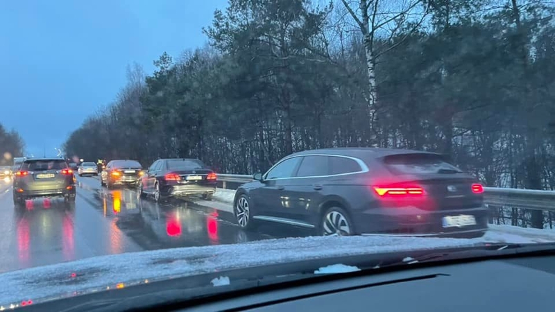 Vilniuje dėl duobių kilo masinė avarija: ten pat įlėkė ir užstrigo net septyni automobiliai