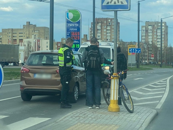 Nelaimė judrioje Kauno gatvėje: partrenktas dviratininkas, prireikė ir medikų