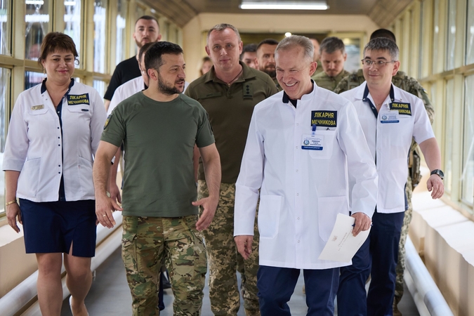 V. Zelenskis netoli fronto apdovanojo Ukrainos karius, padėkojo ir gydytojams