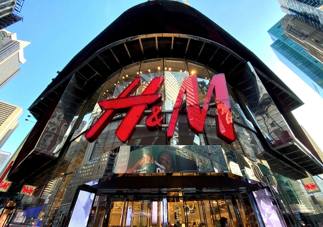 „H&M“ pranešė nutraukianti veiklą Rusijoje