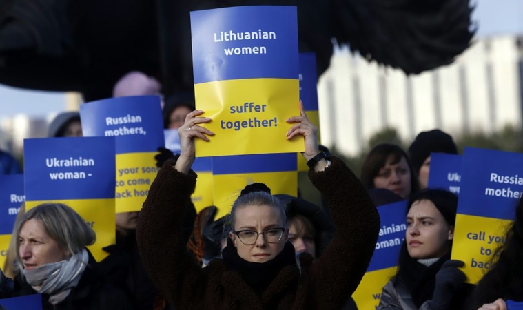 Prie „Laisvės kario“ – Lietuvos moterys išreiškė palaikymą ukrainiečiams
