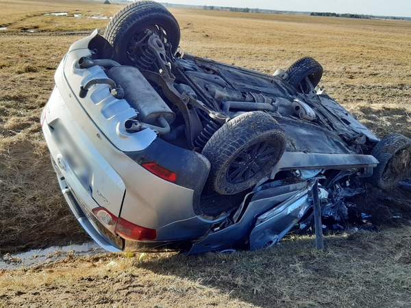 Prienų rajone merginos vairuojamas automobilis apvirto susidūręs su mikroautobusu