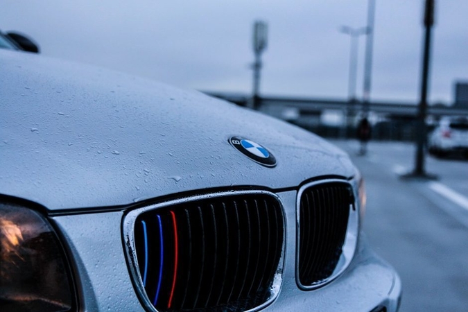 Vilniuje siautėjo vandalai: apgadino BMW automobilius