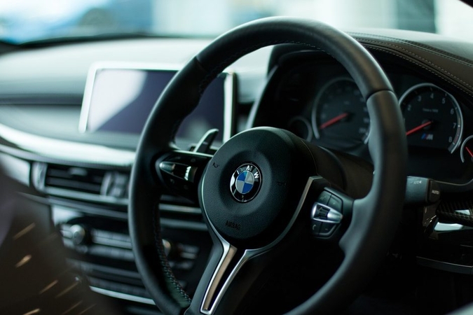 Jonavoje prie vyro priėję nepažįstamieji pagrobė jo BMW