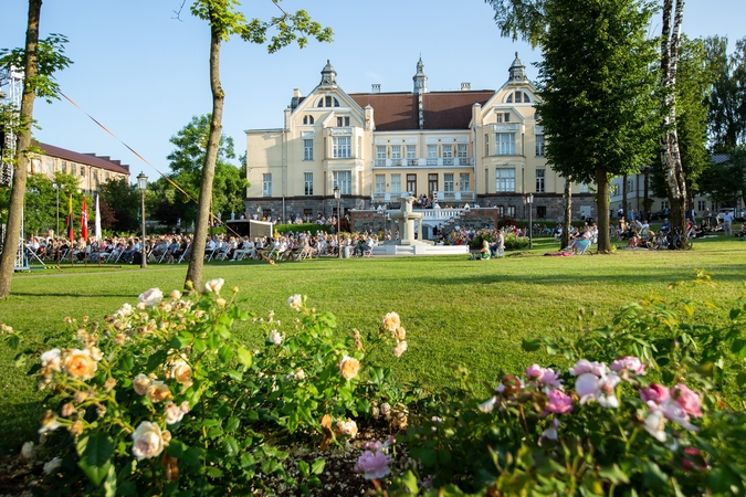 Vasaros festivalį Šiauliuose tęsia „Keistuolių teatro“ spektaklis ir užburiančių serenadų koncertas