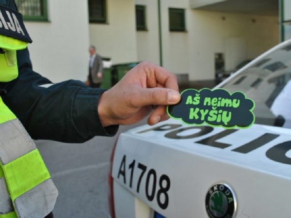 Neblaivus vairuotojas policininkams siūlė kyšį