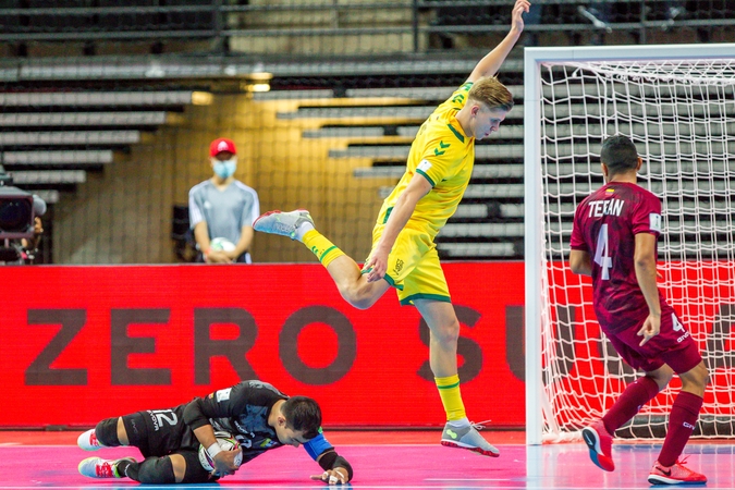 Gynyba: Lietuvos futbolininkai surengė pavojingų kontratakų, tačiau patikimai žaidė venesueliečių vartininkas J.Villalobosas.
