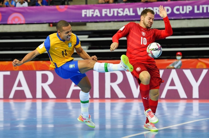 Salės futbolo čempionate liko šešiolika dalyvių: pergalė – žygis pirmyn, nesėkmė – bilietas namo
