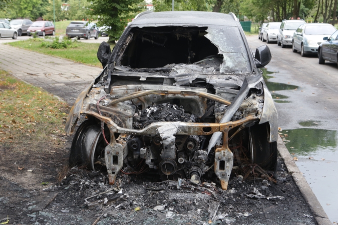 Pėdsakai: antradienį ryte buvo akivaizdu, kad degę automobiliai stovėjo ant šaligatvio.