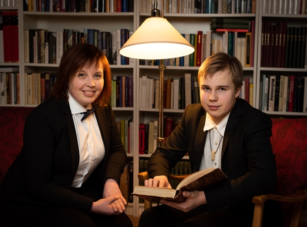 Karina Erlandsson su sūnumi.