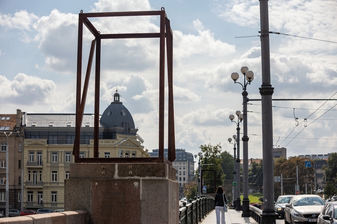 Ant sostinės Žaliojo tilto iškilo meninė instaliacija
