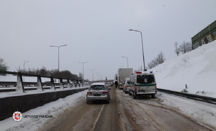 Pirmąją žiemos dieną per eismo įvykius keliuose sužeista šešiolika žmonių