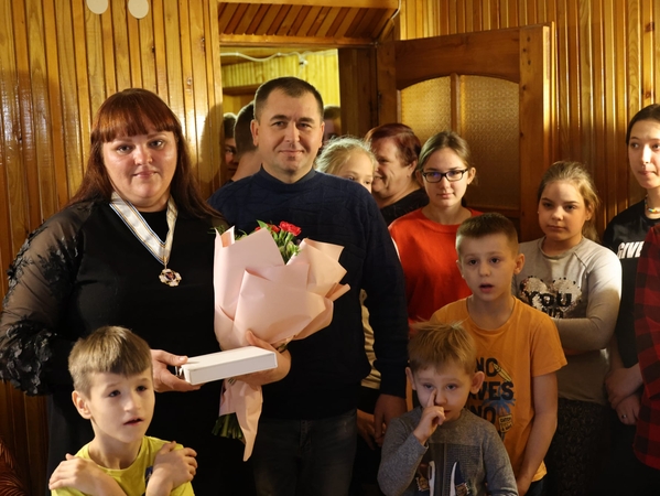 Veikla: kartu su vyru Kęstučiu R.Keturakienė šiuo metu globoja visą būrį vaikų, kuriems pristigo šilumos jų gimtuosiuose namuose.