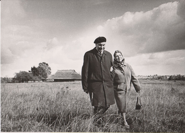 Dviese: J.Grušas su žmona Pulcherija. 1971 m.