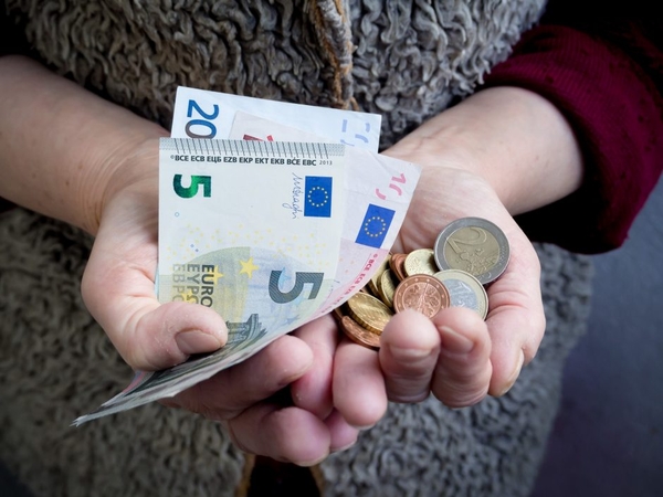 Nukentėjo dar viena senolė: policininku apsimetęs sukčius išviliojo 6,6 tūkst. eurų