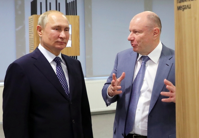 Padariniai: V.Putinas (kairėje) kariauja beprasmišką karą – V.Potaninas gaudo naudą.