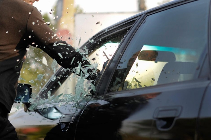 Vilniuje sučiuptas vandalas, naktį apgadinęs tris automobilius