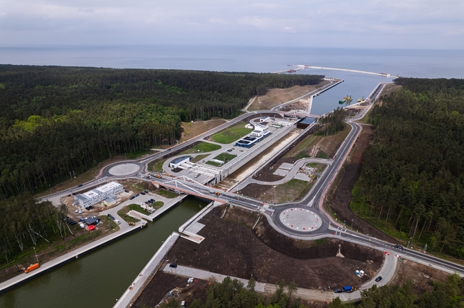 Simbolis: tarp Baltijos jūros ir Vyslos marių baigiamas statyti Lenkiją nuo Rusijos atjungęs laivybos kanalas.
