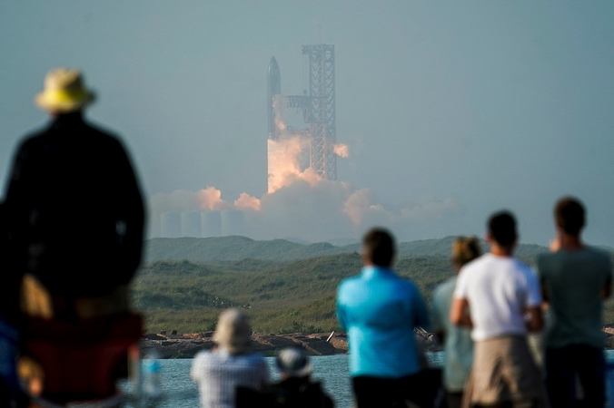 Galingiausia pasaulyje raketa „Starship“ bandomojo skrydžio metu sprogo