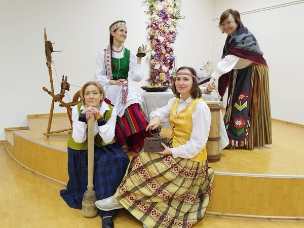 Atida: daug dėmesio buvo skirta ne tik lietuvių tradicijoms, kalbai, bet ir kitiems tautinės tapatybės ženklams: tautiniams drabužiams, šokiams. 