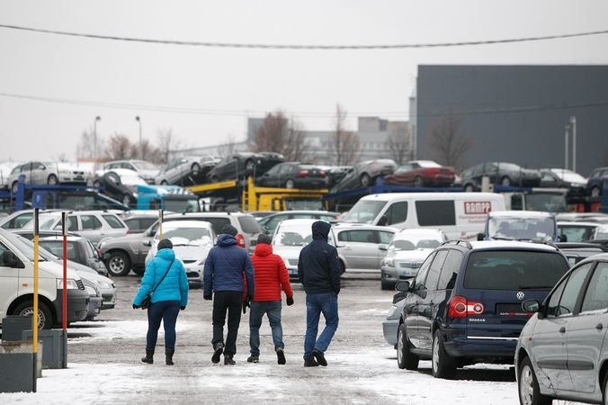 Mokesčius slėpusiems automobilių prekeiviams teko atlyginti tūkstantinę žalą valstybei