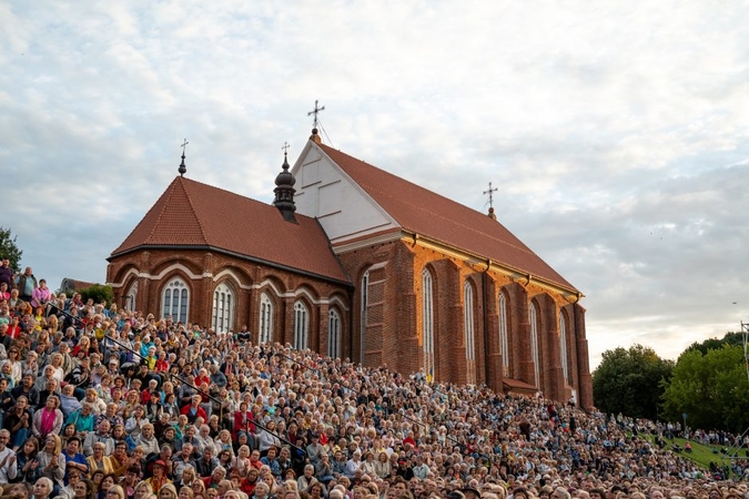 Kauno žmonės  vieningai giedojo himną po spalvingos muzikos šventės