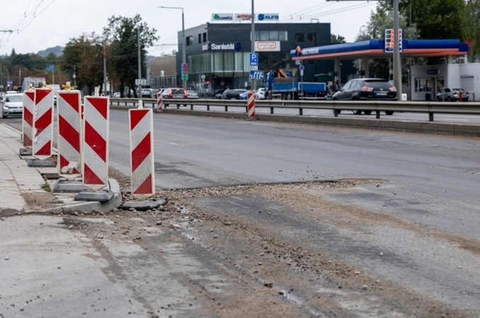 Širvintų rajone vairuotojas įvažiavo į remontuojamą kelio ruožą ir sukėlė avariją