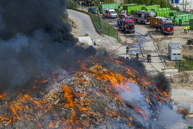 „Ecoservice“ teritorijoje ugniagesiams bandant suvaldyti gaisrą, budėjo aplinkos apsaugos pareigūnai