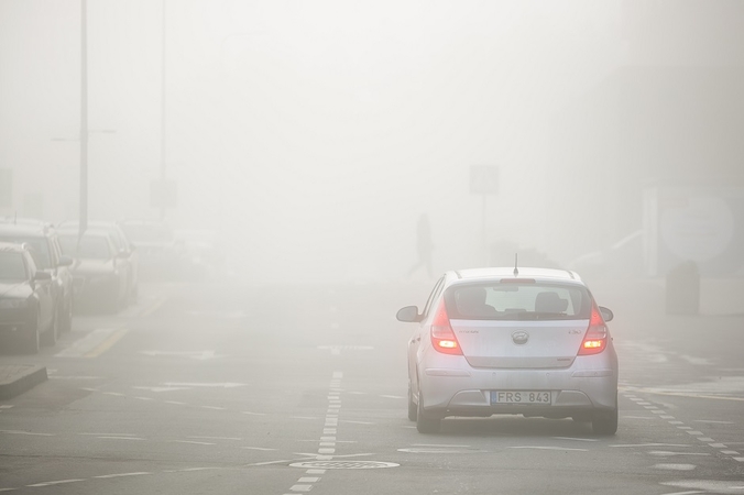 Kelininkai perspėja: eismo sąlygas vietomis sunkina rūkas