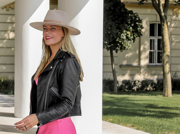 Dermė: V. Jarockienė pastebi, kad lietuviškam šaltesniam tipažui „Viva Magenta“ gali būti per ryški, tad pataria ją prigesinti kitų spalvų deriniais.  