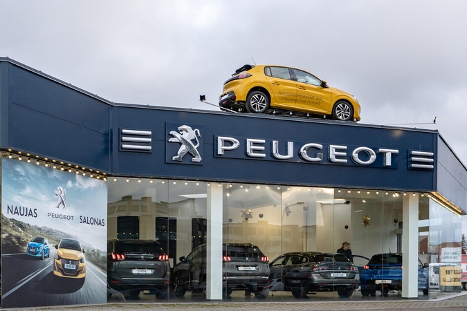 Vilionė: "Peugeot" centro sunku nepastebėti, klaipėdiečius iš tolo vilioja ant automobilių centro pastato stogo užkelta nauja mašina.