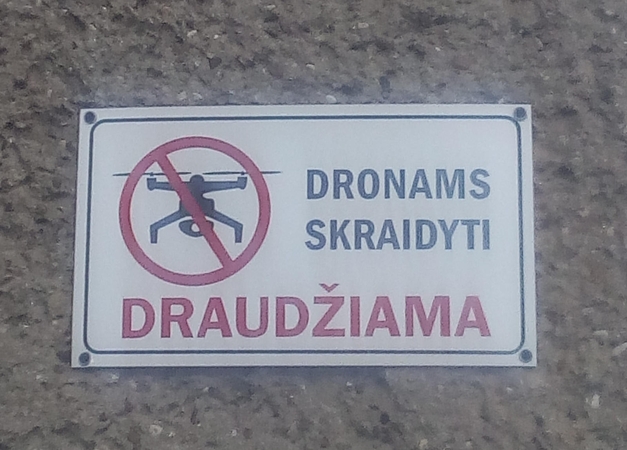 Žvalgai: dronų virš galvų nenori įvairios tarnybos ir privačios bendrovės. Toks užrašas uostamiestyje skelbia, kad dronai nekiltų virš Valstybės saugumo departamento padalinio pastatų.
