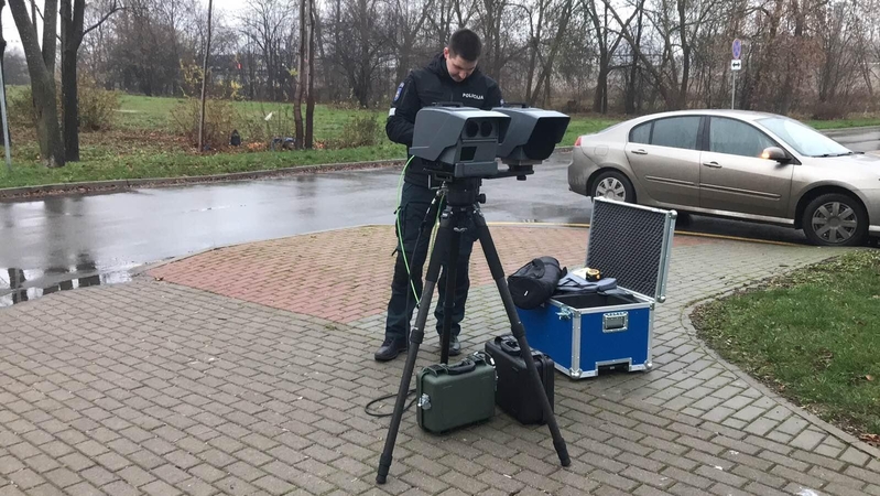 Testas: Kelių policijos tarnybos Kelių patrulių kuopos vadas Artūras Freitikas jau išbandė naujus greičio matuoklius.
