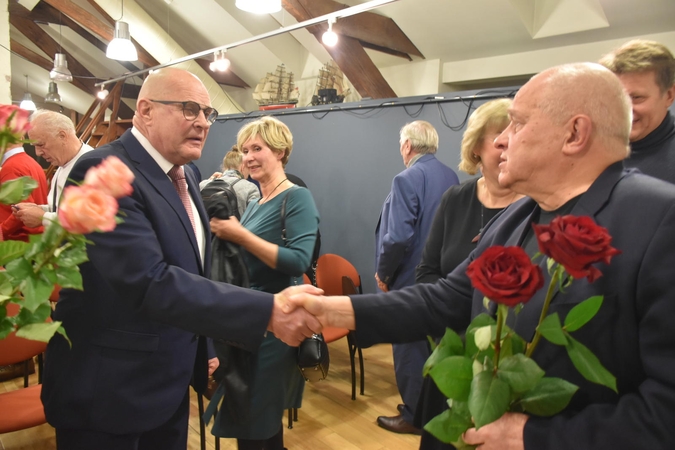 Kontaktas: nors G.Jacka ir V.Čepas po knygos pristatymo paspaudė vienas kitam ranką, didelės bičiulystės šiame geste nebūta.