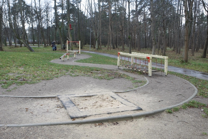 Metamorfozė: Poilsio parke esančioje aikštelėje buvęs batutas prieš kurį laiką buvo apgadintas ir virto smėlio dėže.