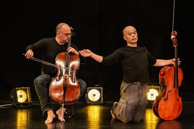 Spektaklyje „Oneiro“ M. Bačkaus atliekamą muziką savitai šokiu atliepia K. Kusuda.