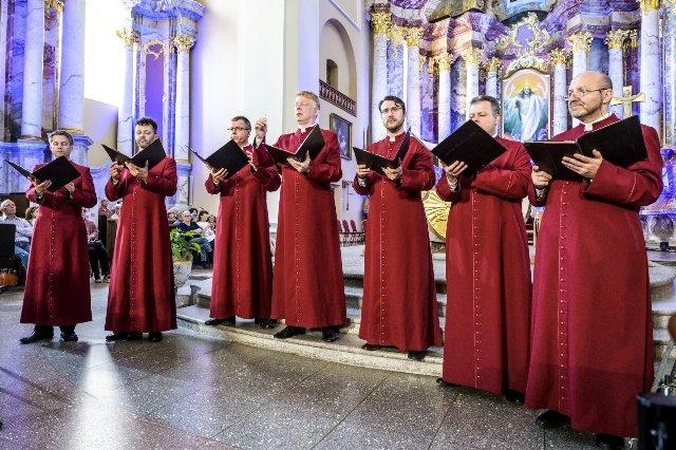 Vyrų balsų ansamblis „Schola Cantorum Riga“ dainuoja a cappella.