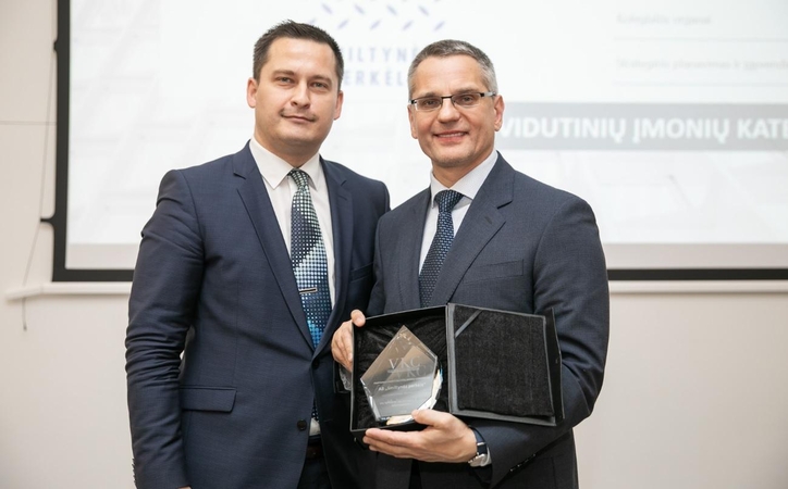 Įvertinimas: VšĮ „Stebėsenos ir prognozių agentūra“ direktorius V.Danielius Gerosios valdysenos praktikos apdovanojimą Lietuvos vidutinių įmonių kategorijoje įteikė „Smiltynės perkėlos“ generaliniam direktoriui M. Čiakui.